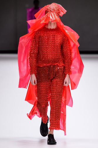新材料在服装设计上的应用——伦敦时装周新趋势